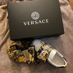 Versace sneakers & Scarf